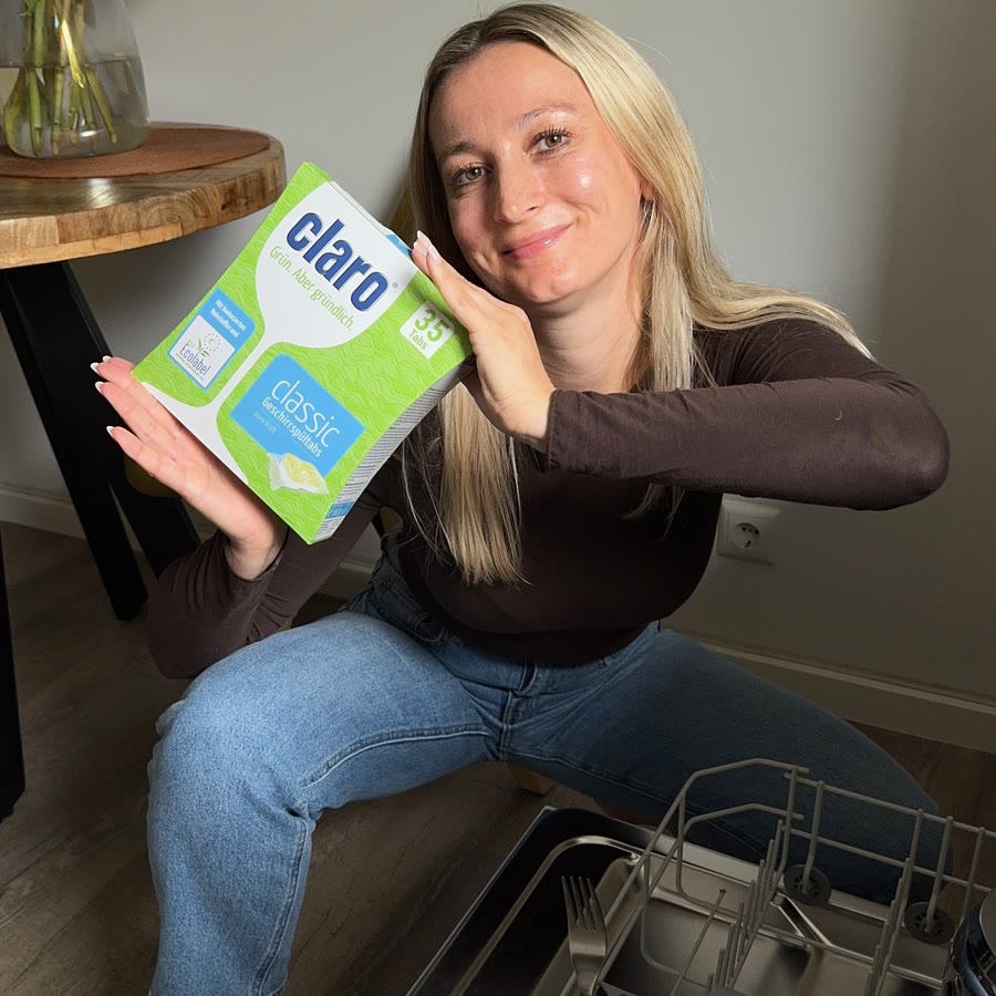 Produktaufnahme mit einer Packung Geschirrspültabs