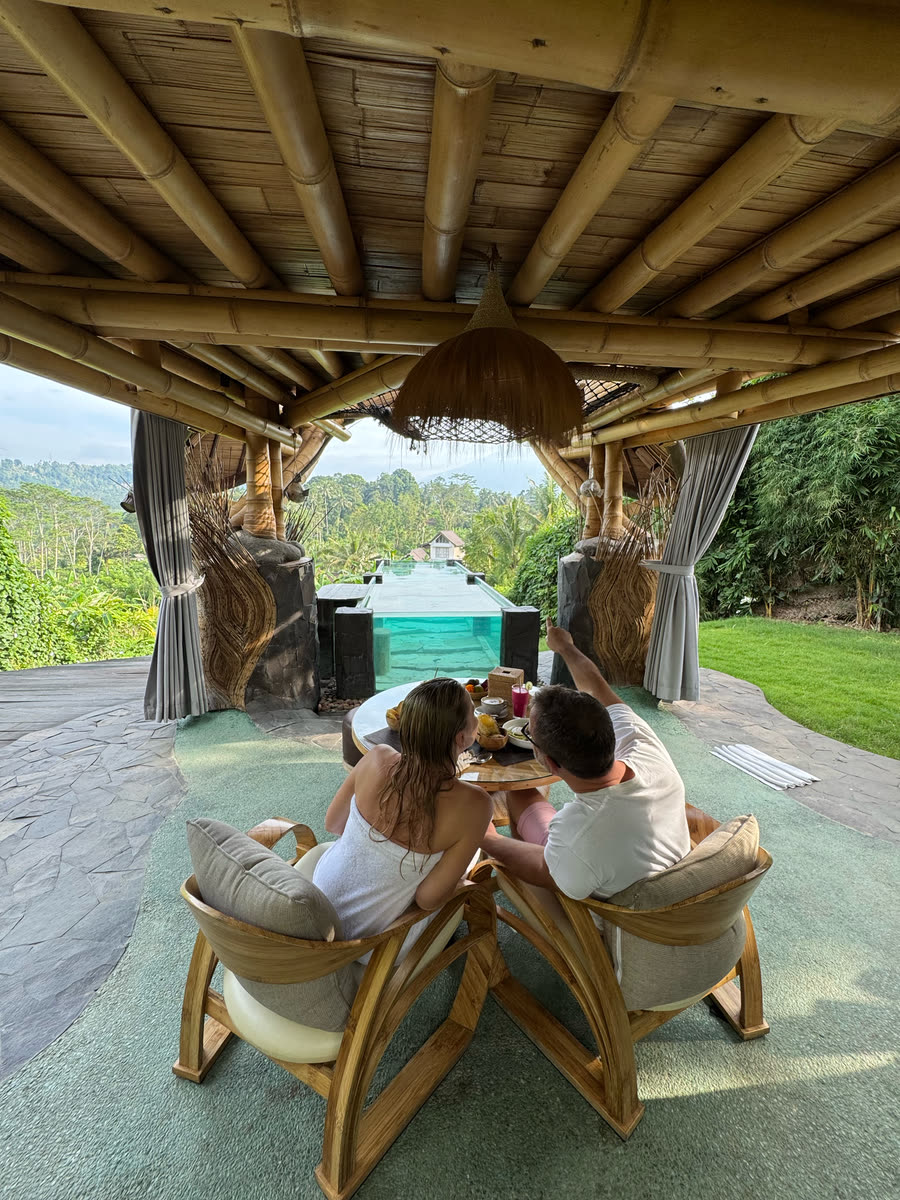 Reiseaufnahme, Frühstück in einer Villa